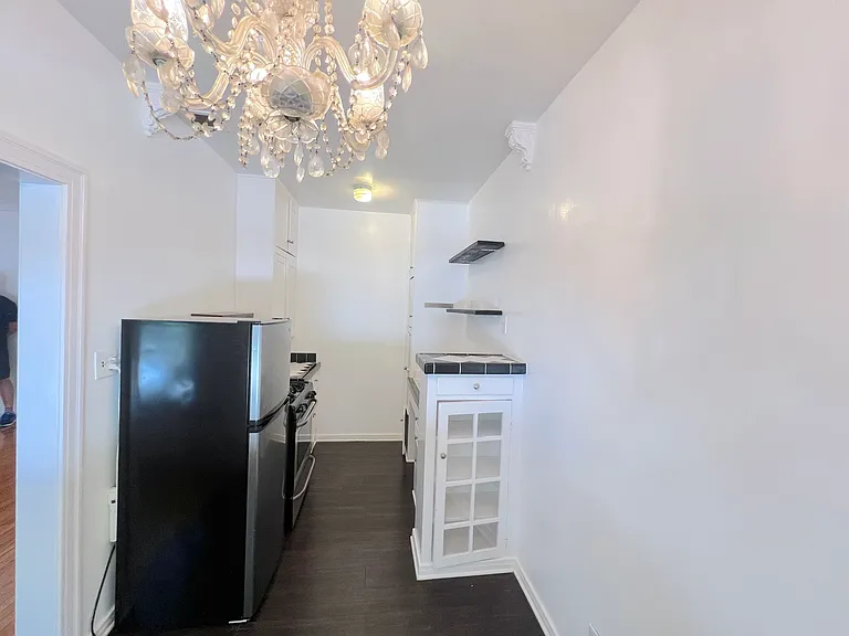 2028 N Beachwood Dr #103 — Photo 9