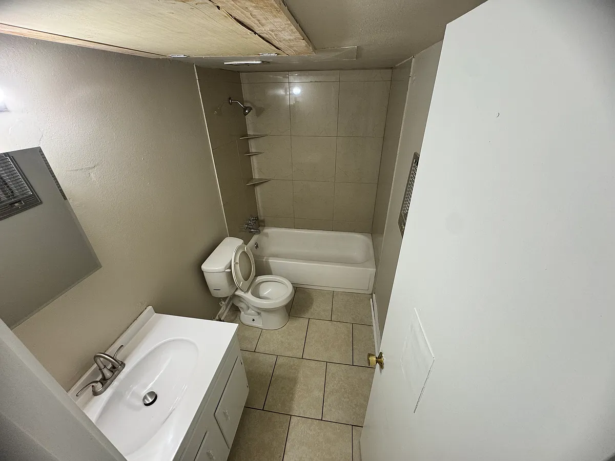 Building Photo - 680 Sharp Ln #211