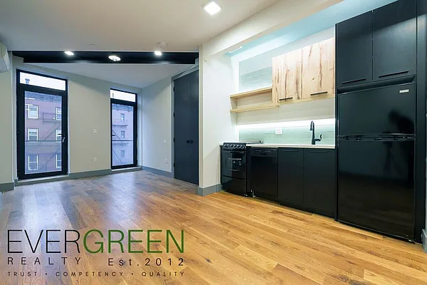 Rented by Evergreen Apartments BK | media 25