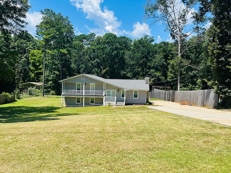 147 N Lake Dr — Photo 2