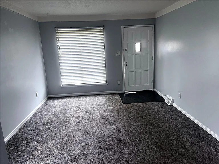 14018 Hobart Ave — Photo 2
