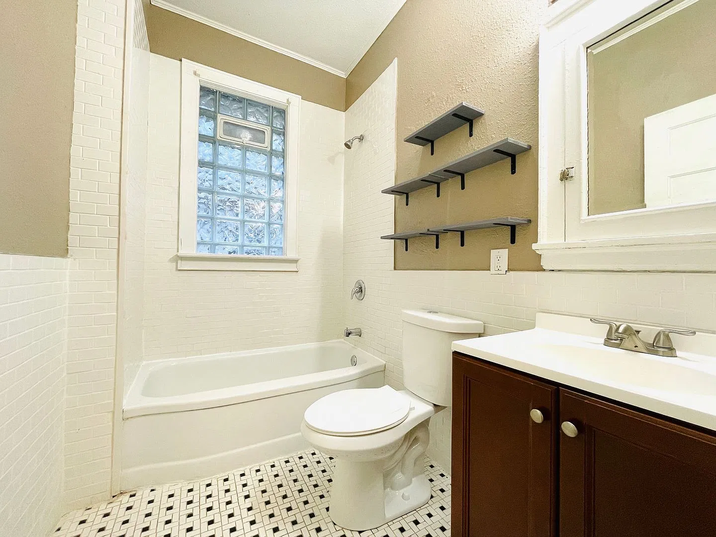 3 bed, 1.0 bath, 1000 sqft, $1,548 — Photo 4