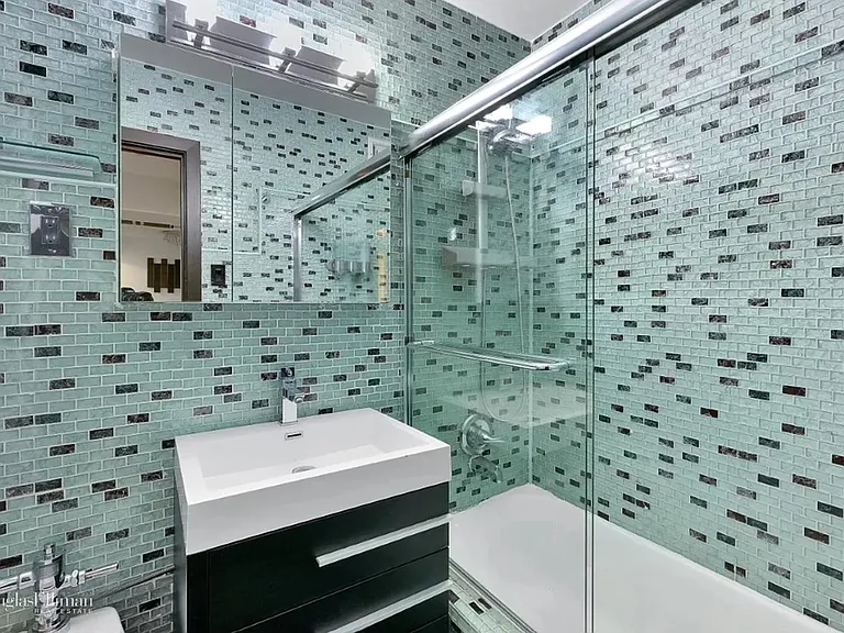 2299 E 13th St #2D — Photo 6