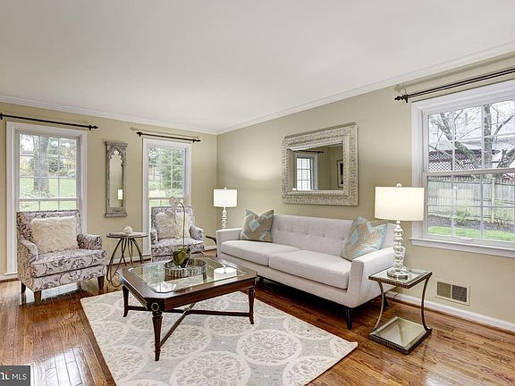 2nd image of 1909 Woodgate Ln