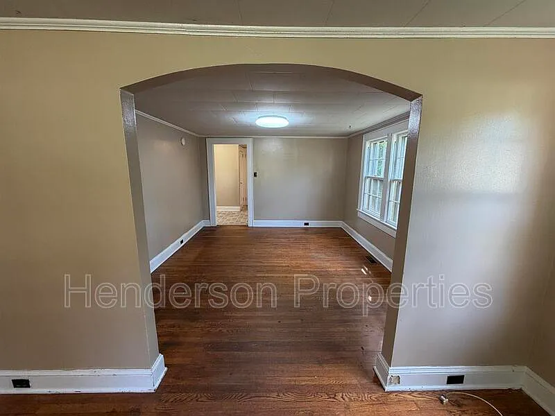 3 bed, 1.0 bath, 1312 sqft, $1,500 — Photo 2