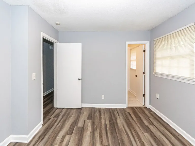 107 Greenhurst Ave — Photo 16