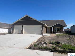 512 Torrey Pines Dr, Mankato, MN 56001
