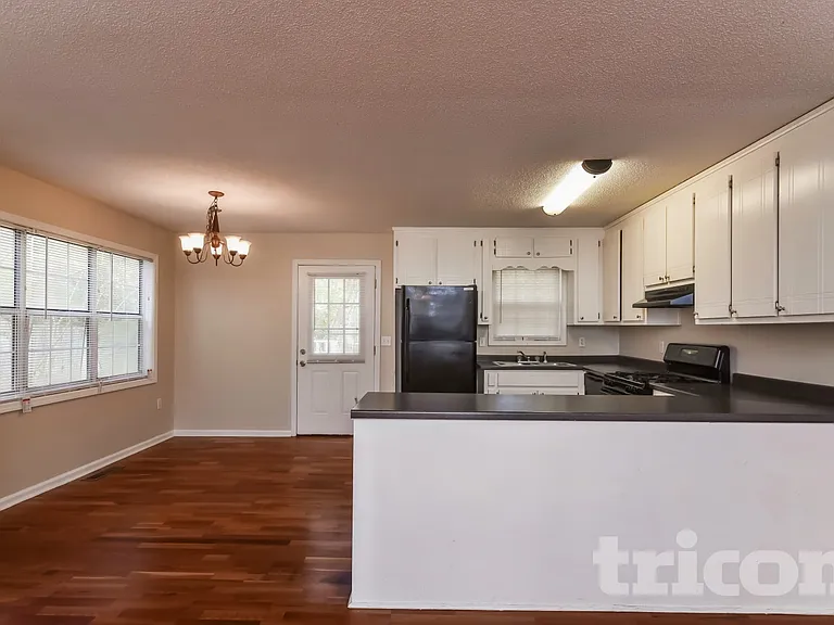 230 Parkway Ct — Photo 8