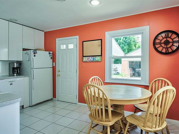 5th image of 32 Terrace Pl