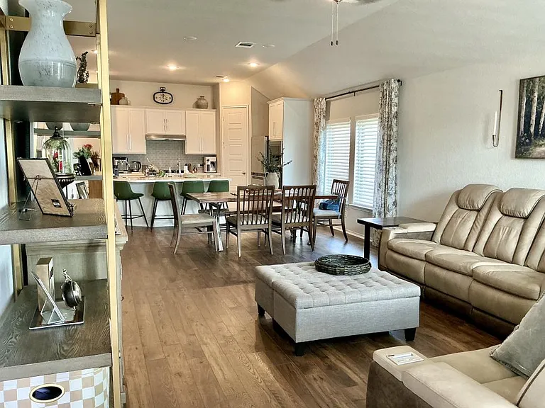 2516 Oxford Rdg — Photo 2