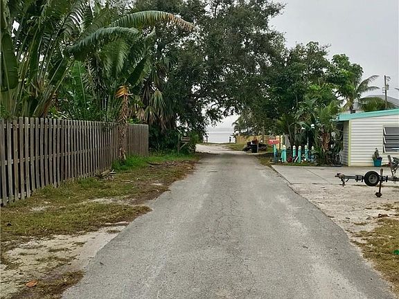 4th image of 1063 NE Orange Ave