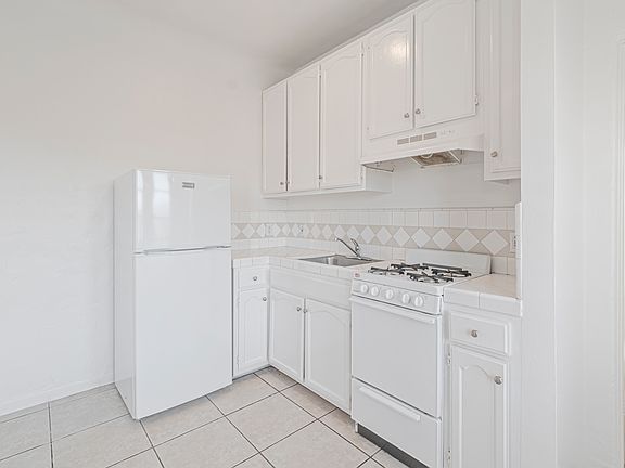 4th image of 716 N Saint Andrews Pl #310