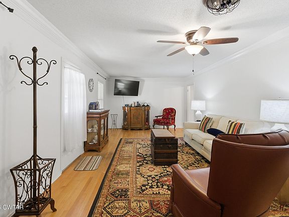 4th image of 484 White Ave