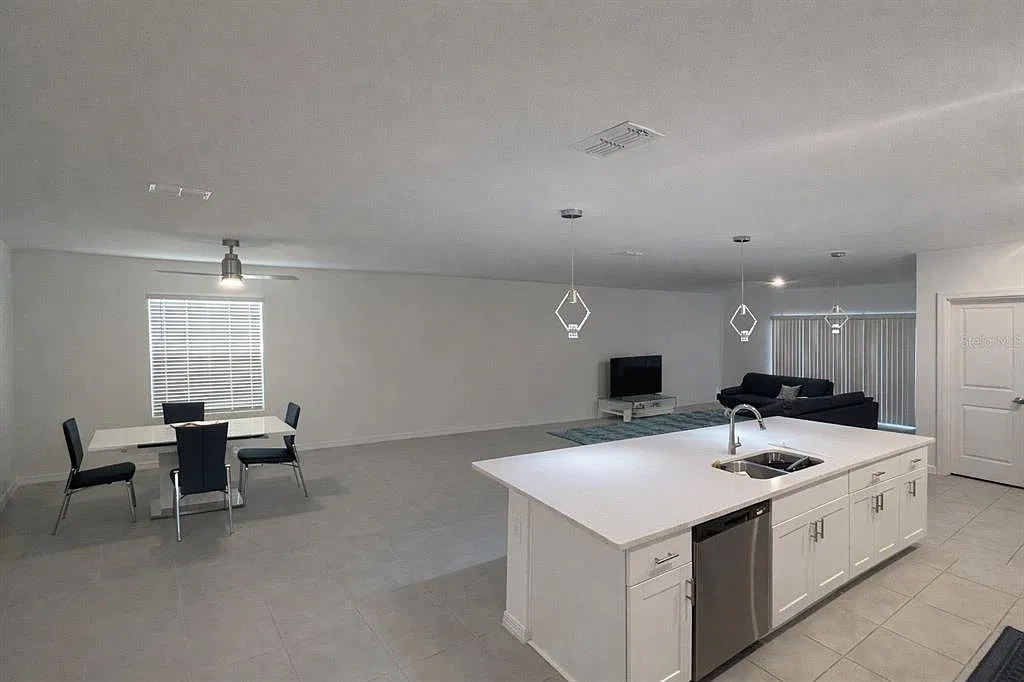 4 bed, 3.0 bath, 2106 sqft, $2,300 — Photo 3