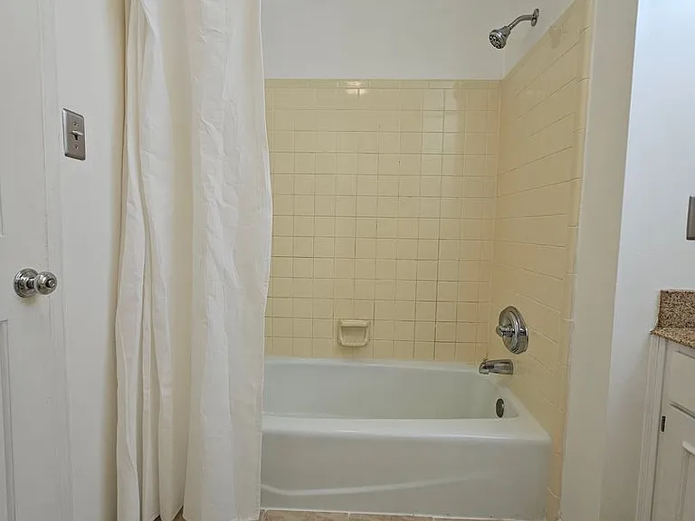1019 Llewellyn Mews — Photo 21