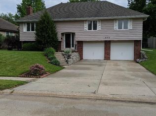 806 Hogan Dr, Papillion, NE 68046