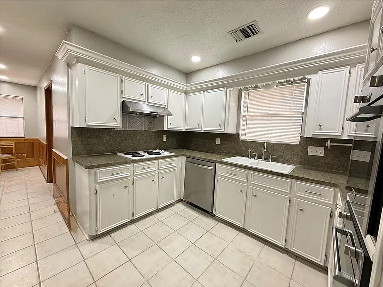 9002 Sabastian Dr — Photo 5