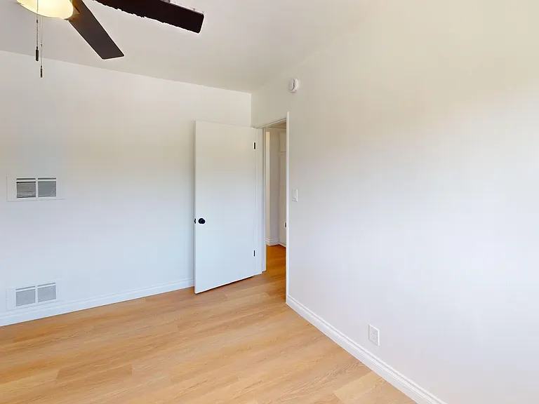 The Clair Manor Apts...Hollywood Hills...Fully Renovated...CALL NOW! — Photo 25