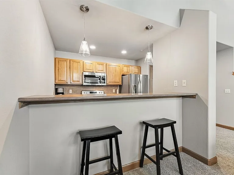 720 Lakepoint Dr — Photo 3
