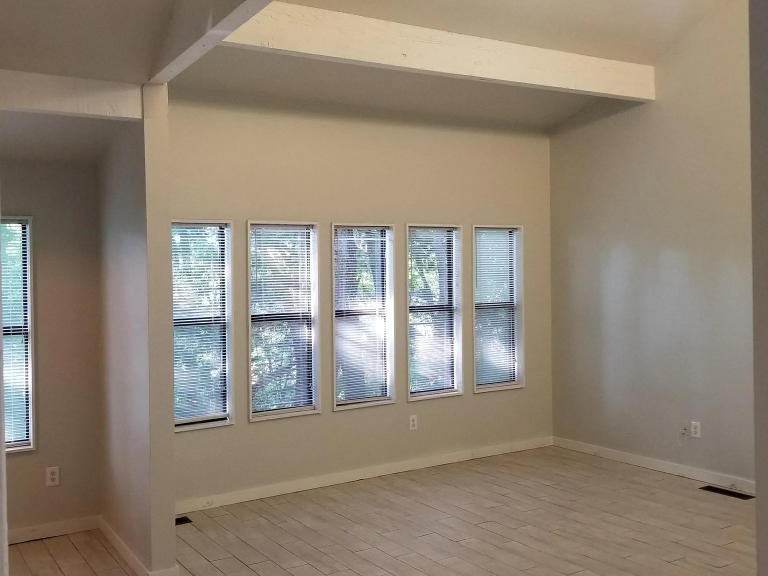 985 N Lewis Pl — Photo 4