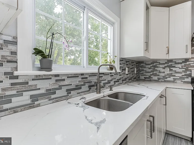 13905 Parkland Dr — Photo 9