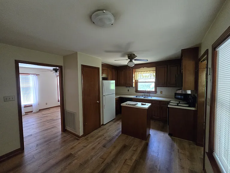 8273 Pond View Dr — Photo 6