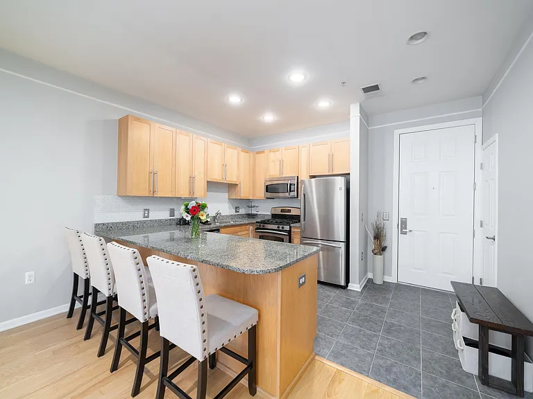 1300 Grand St #418 — Photo 8