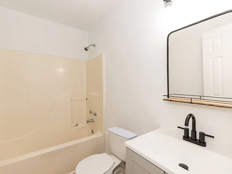 423 E Rockspring St — Photo 14