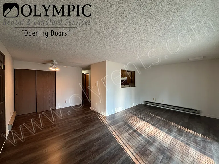 No Carpet - New Flooring Throughout! - Upper level 4-plex unit w/ Water/Garbage included! — Photo 2