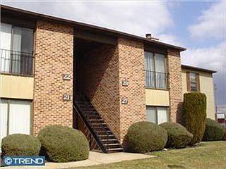 2nd image of 28 Uxbridge Pl