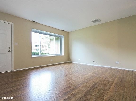 4th image of 140 Mulford Dr