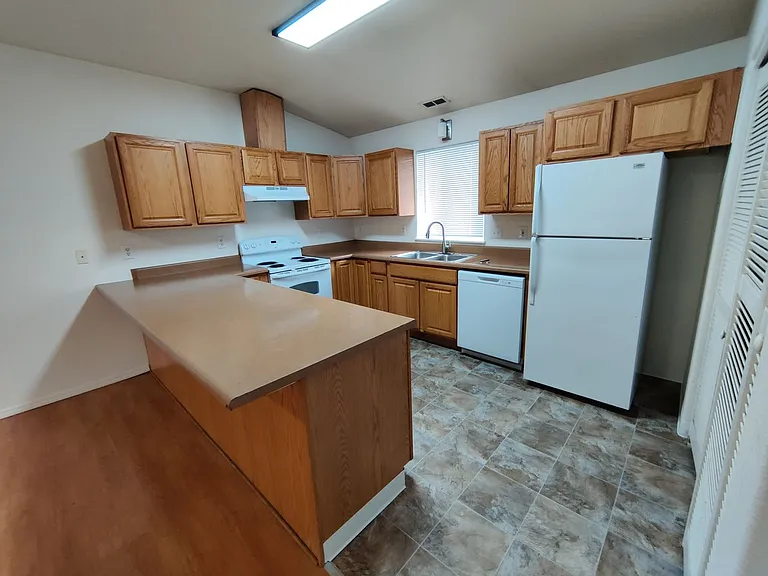 100 E Miller Ave — Photo 3