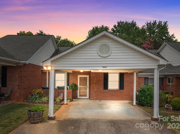 19973 Oak Leaf Cir, Cornelius, NC 28031