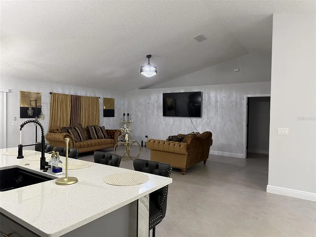 4 bed, 2.0 bath, 2006 sqft, $2,100 — Photo 4