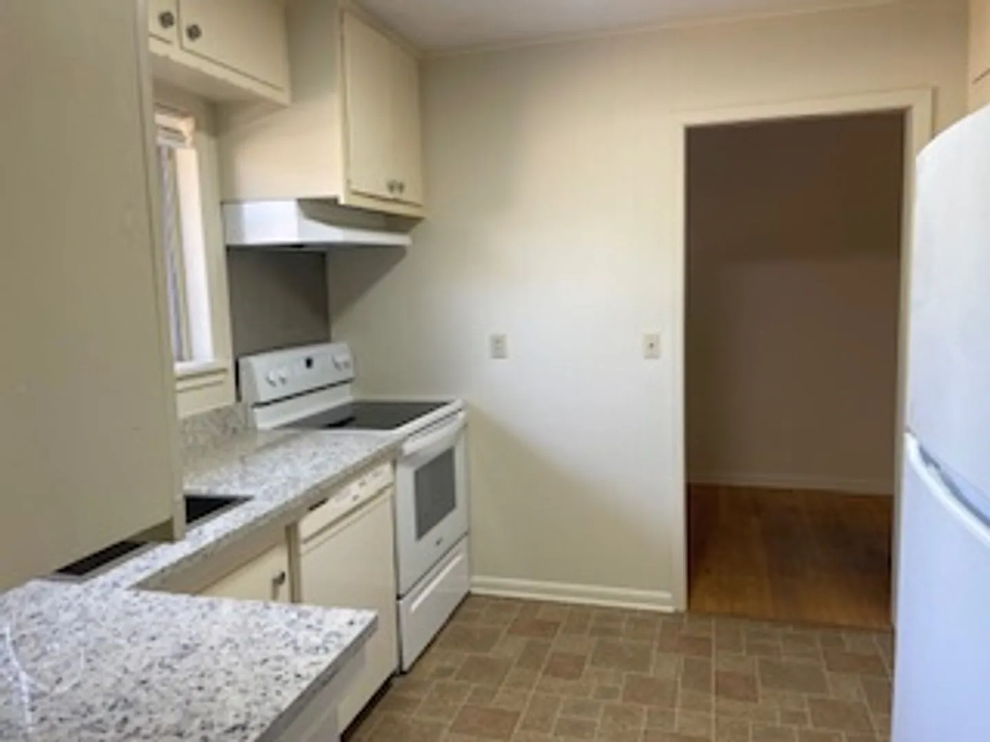 Renovated 3 Bed,1 1/2 bath charming house 200 yards from Tarleton — Photo 3