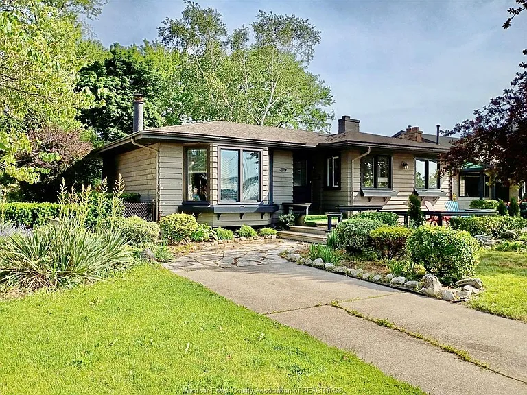 2437 Riverside Dr W — Photo 1