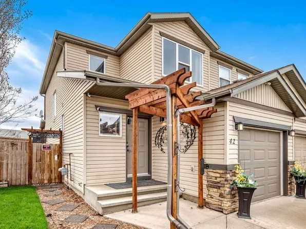 42 NE Jade Pl, Red Deer, AB T4P 0G1