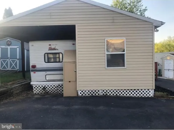 41 Neverglades Rd, Falling Waters, WV 25419