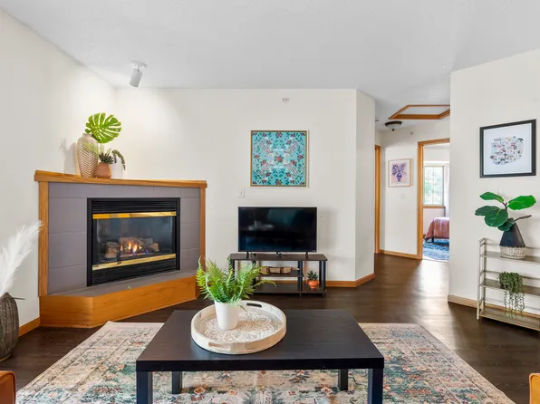 2871 Coral Ct, Coralville, IA