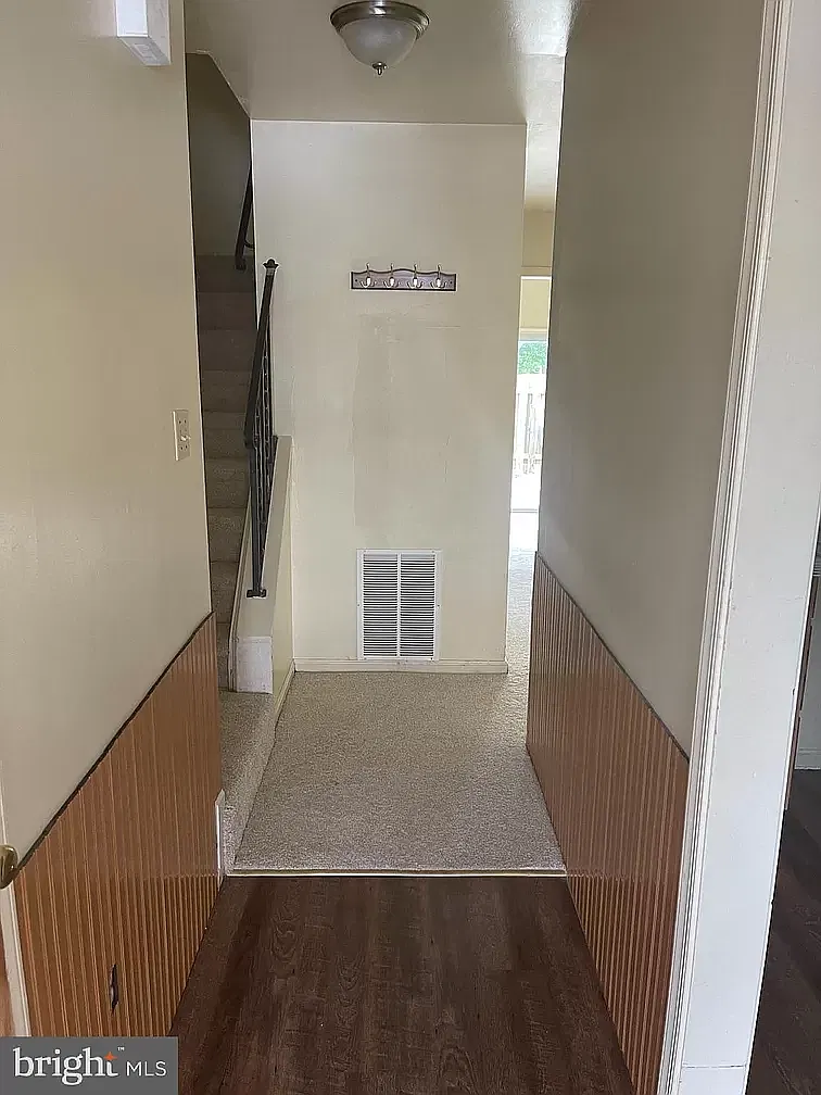 3 bed, 1.5 bath, 1400 sqft, $1,000 — Photo 2