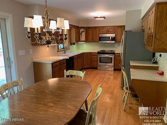 3rd image of 3005 Mountain Cres