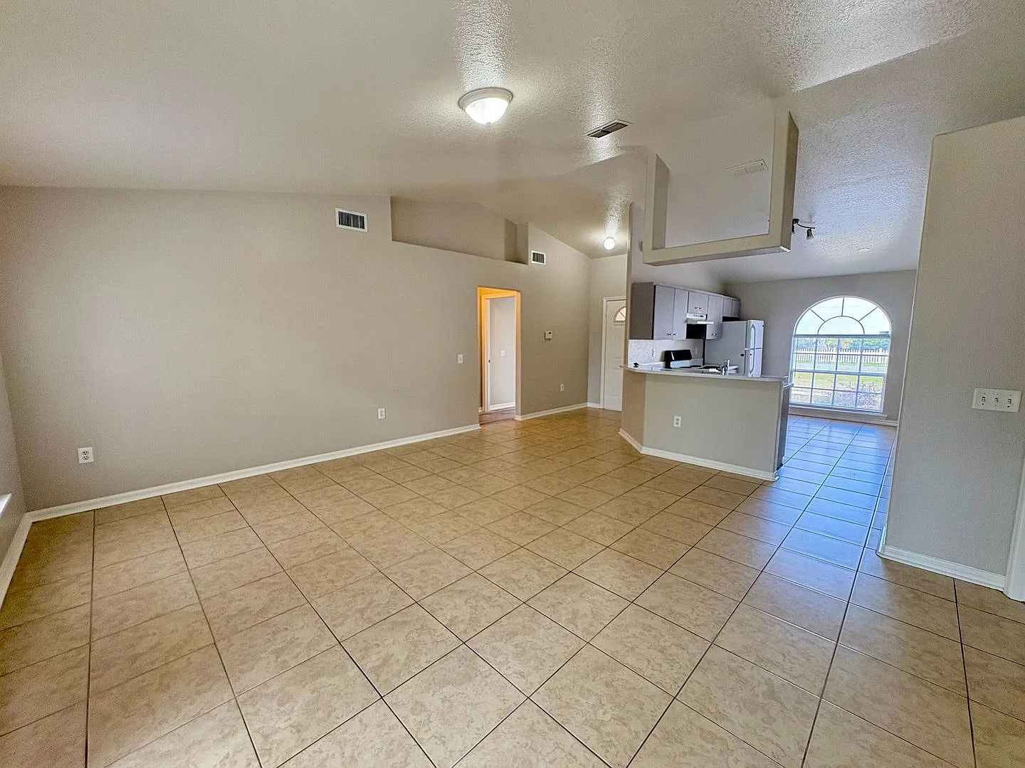 Beautiful 3-Bedroom Kissimmee Home with Spacious Backyard & Prime Location! — Photo 3