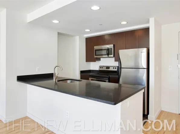 1595 Lexington Avenue image 1 of 10