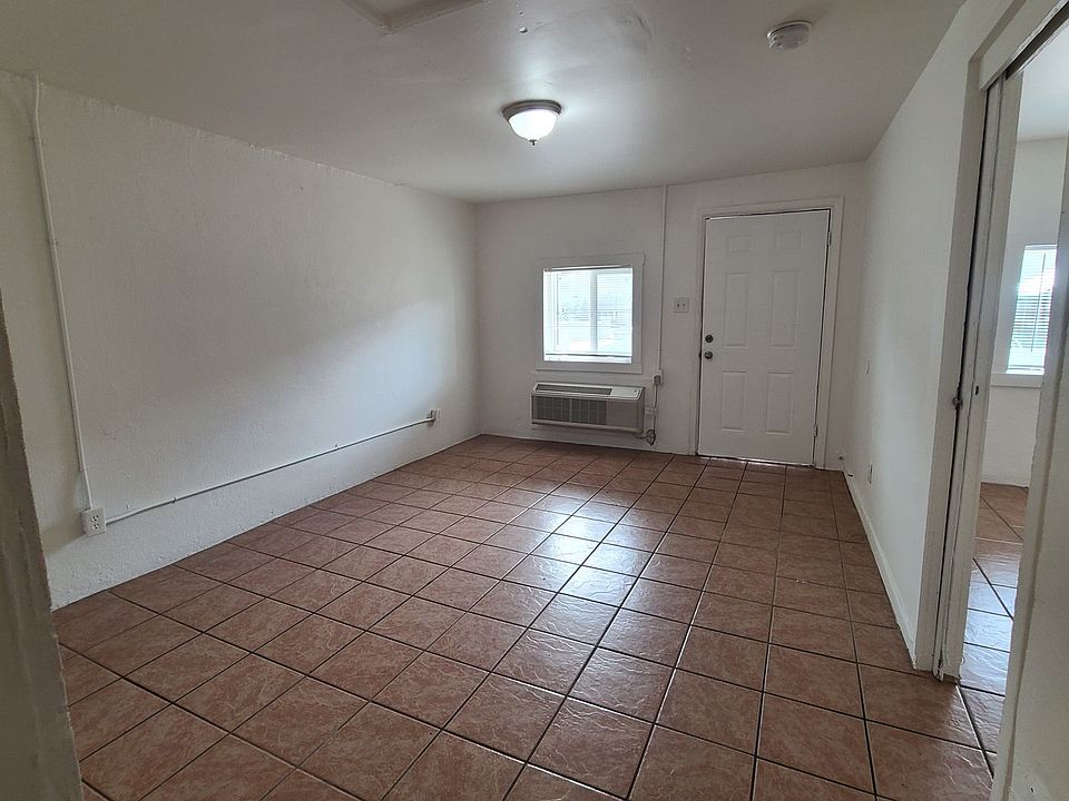 1st image of 2736-2740 N Stone Ave #Stone2740-5