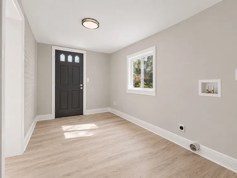 1658 Temple Ave — Photo 12