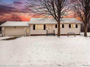 1370 Clairwood Dr, Burton, MI 48509