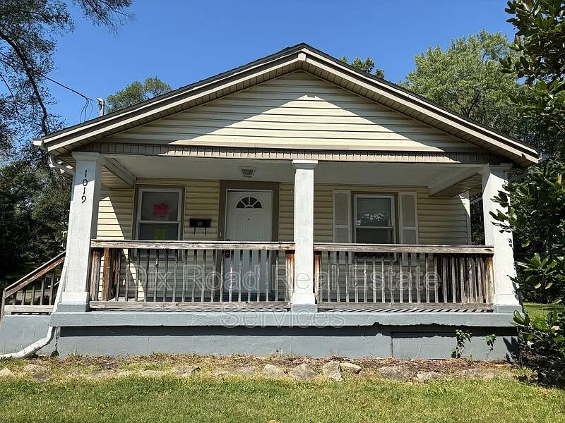 3 bed, 1.0 bath, 1104 sqft, $1,050 — Photo 1