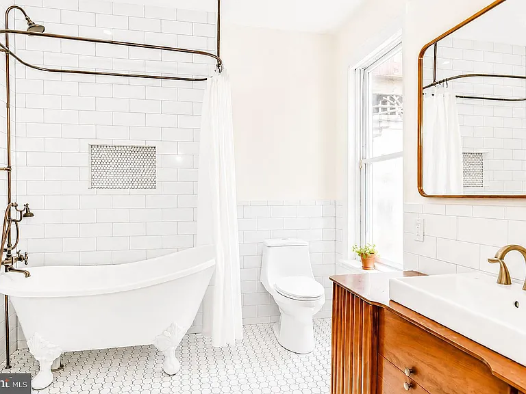 2332 Catharine St — Photo 31