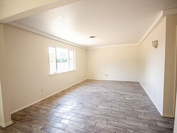 3rd image of 1009 W Yucca Ave