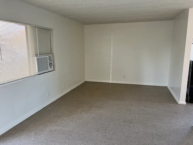 147 N Victoria Ave — Photo 22